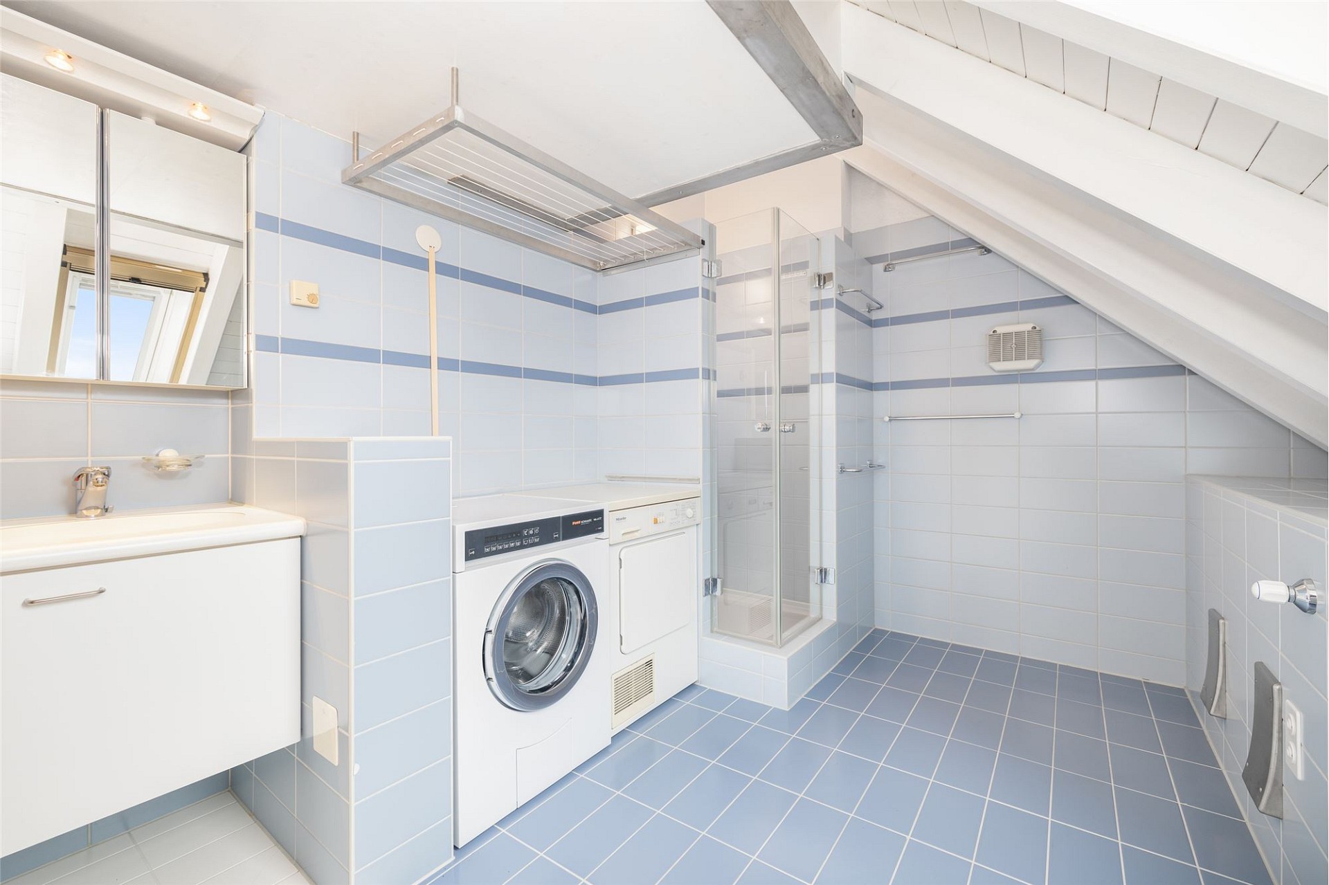 Helles Dachbad mit Dusche und Waschmaschine
