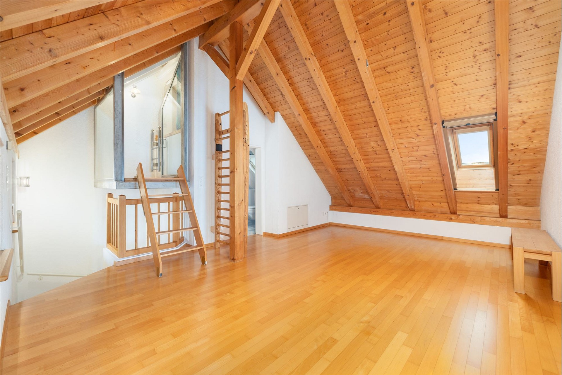Dachgeschossraum mit Holzsparren