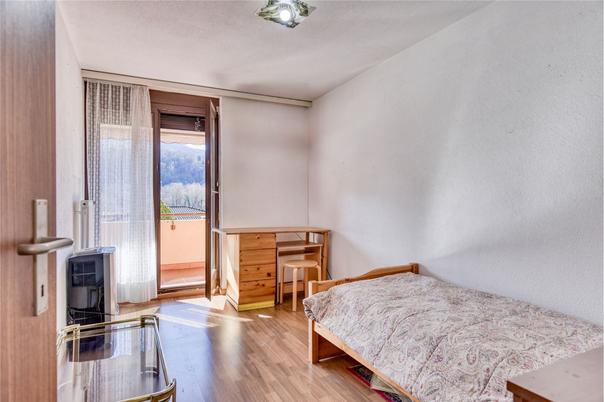 Kleines Schlafzimmer mit Balkon