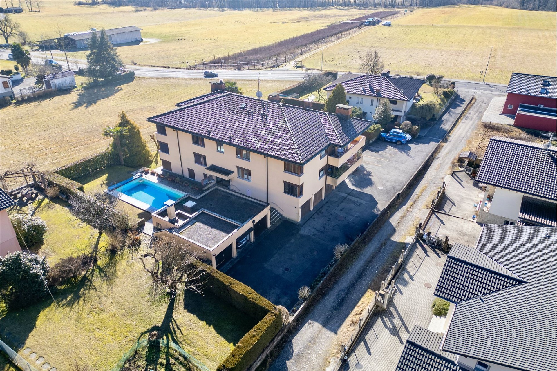 Luftaufnahme eines Hauses mit Pool und Garten