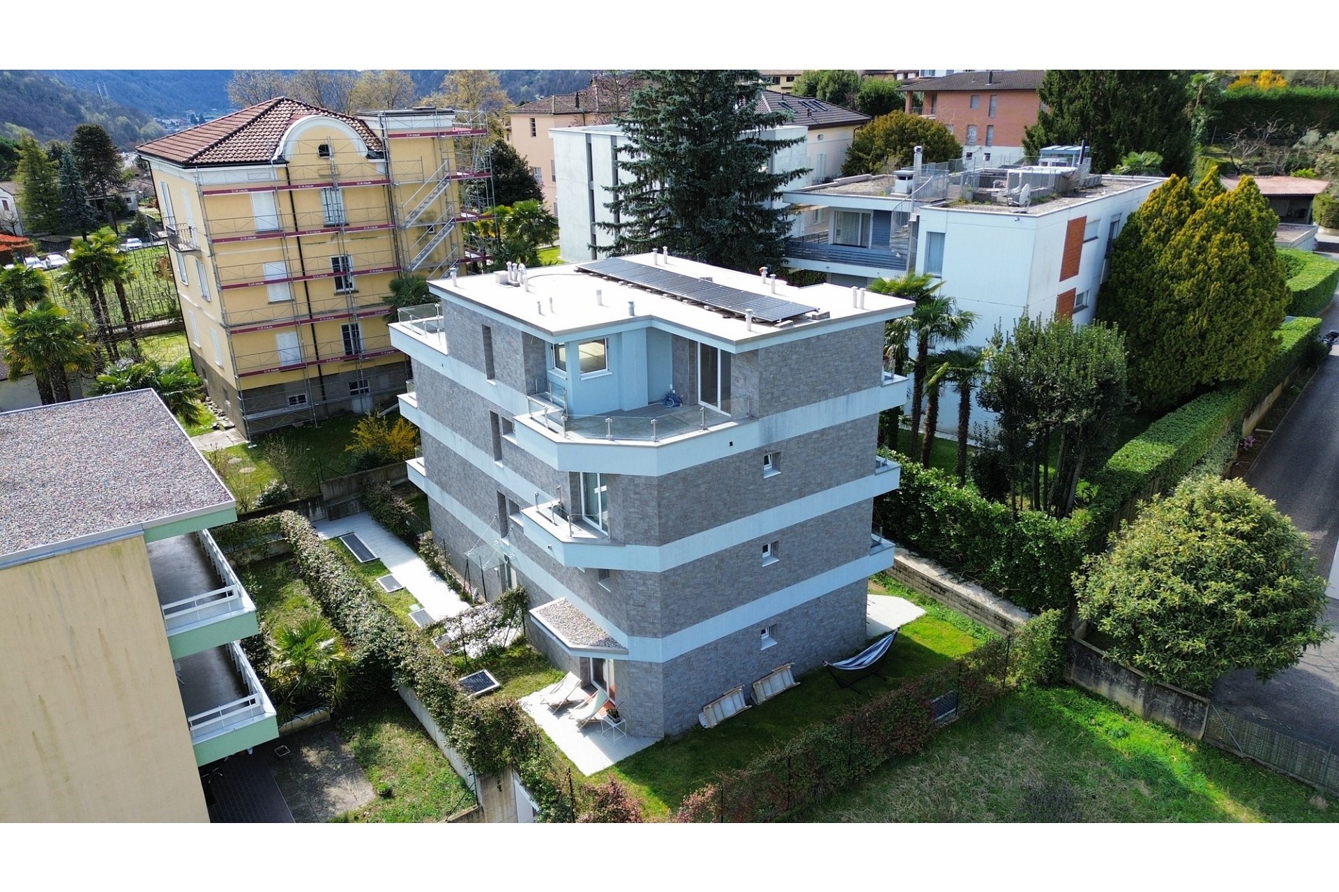 Auffälliges modernes Wohngebäude mit Dachterrasse und Solarpanelen