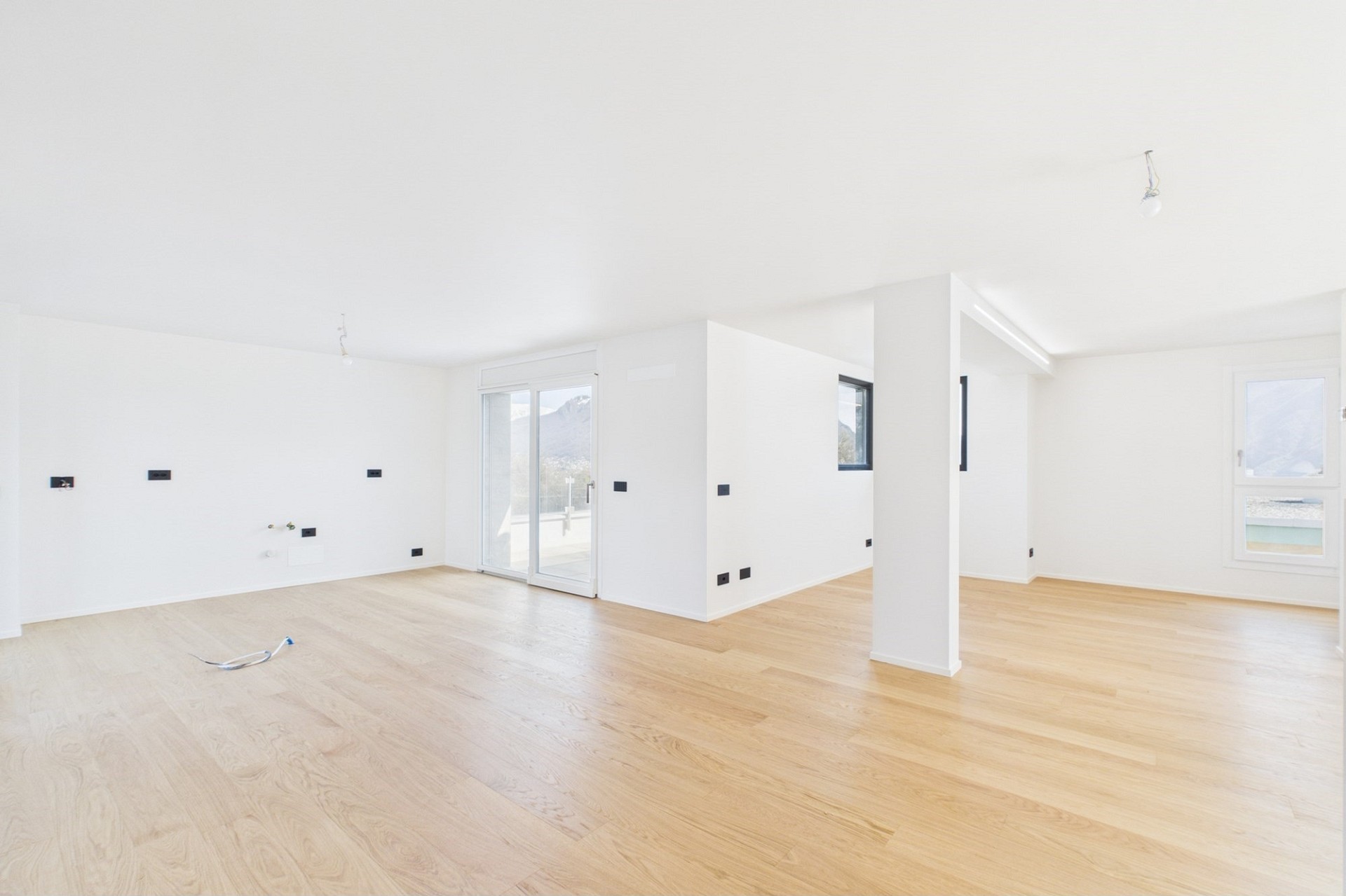 Heller, leerer Wohnraum im Neubau