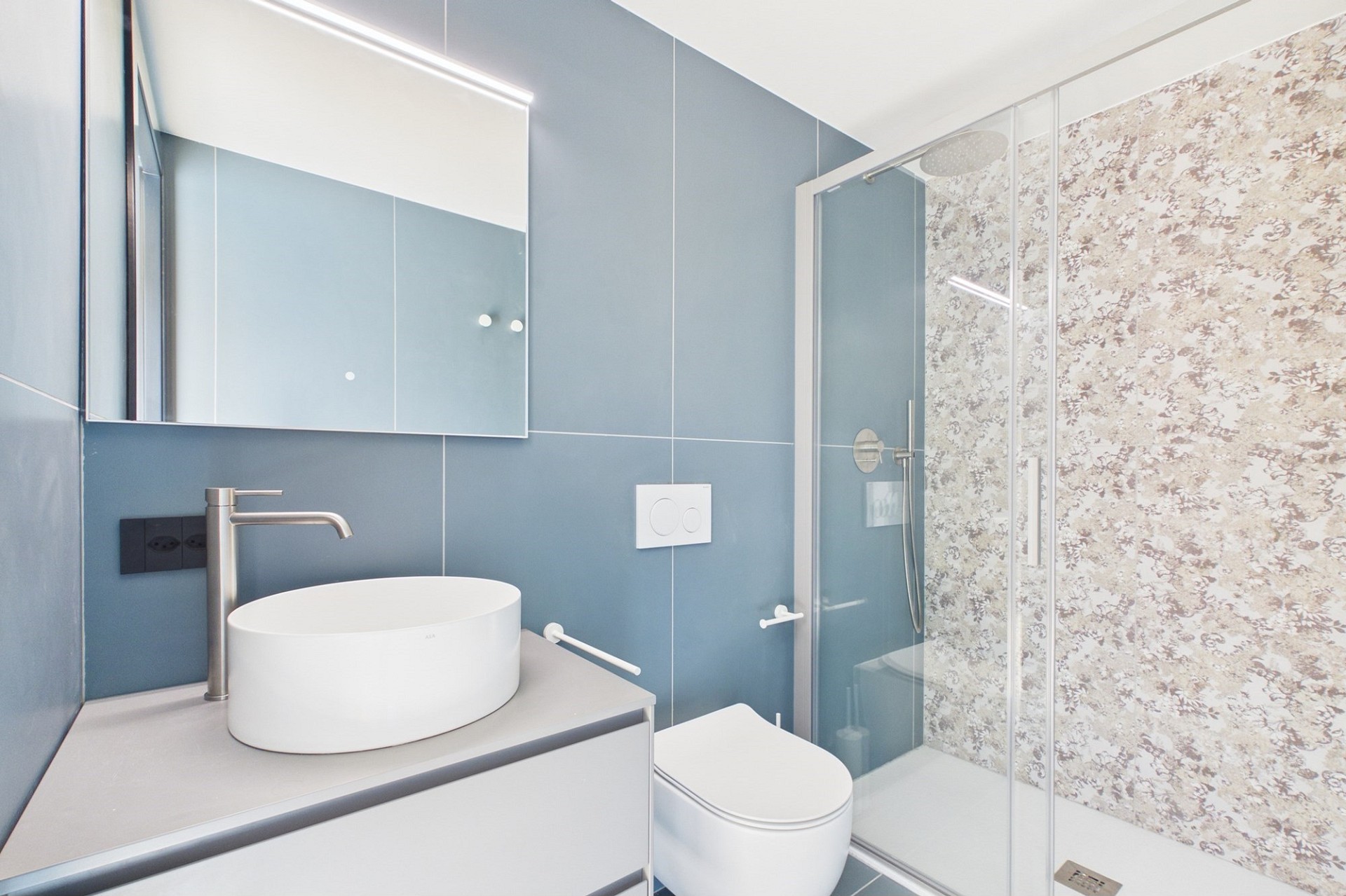Modernes Badezimmer mit Dusche und Waschplatz