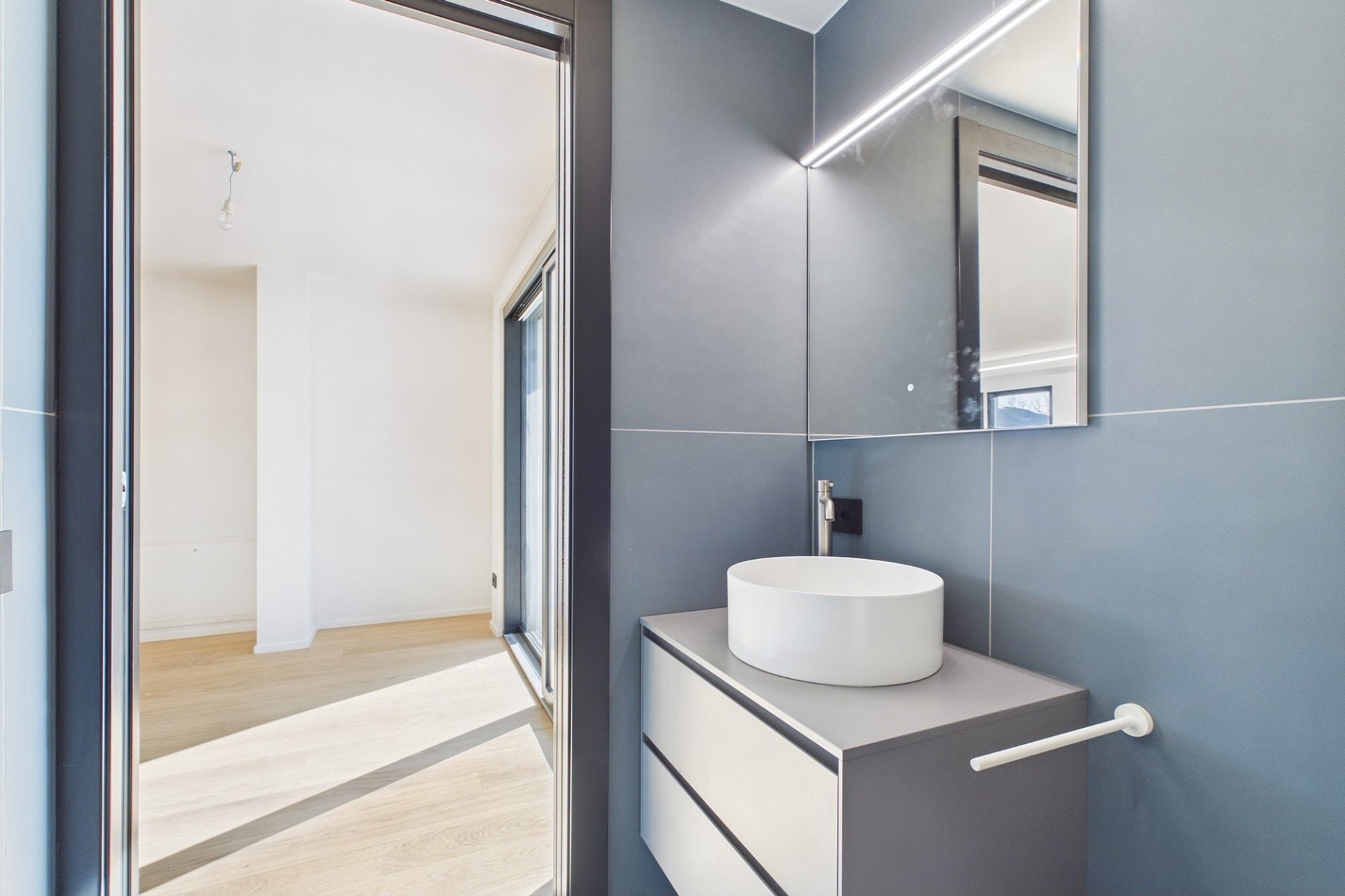 Modernes Badezimmer mit Waschtisch und Spiegel