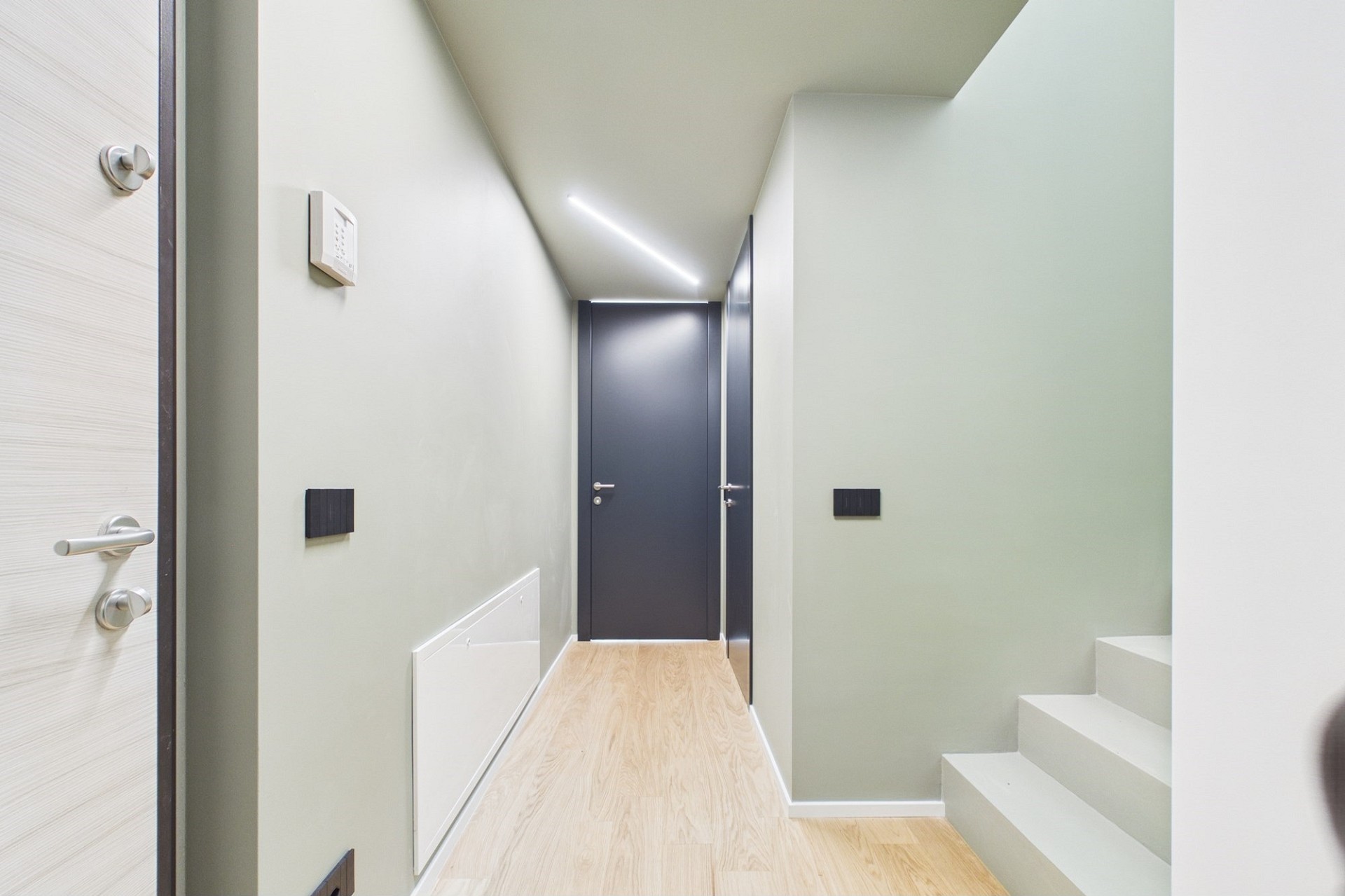 Moderner Flur mit Treppe