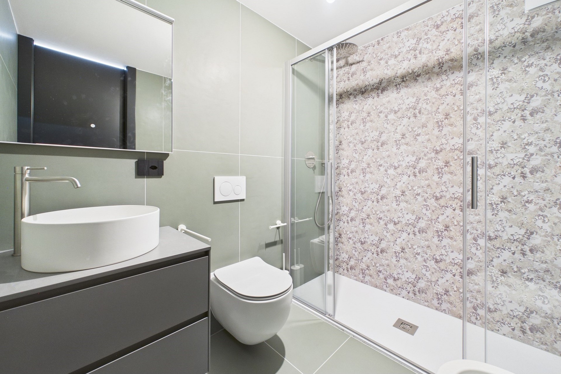 Modernes Badezimmer mit Dusche und Waschtisch