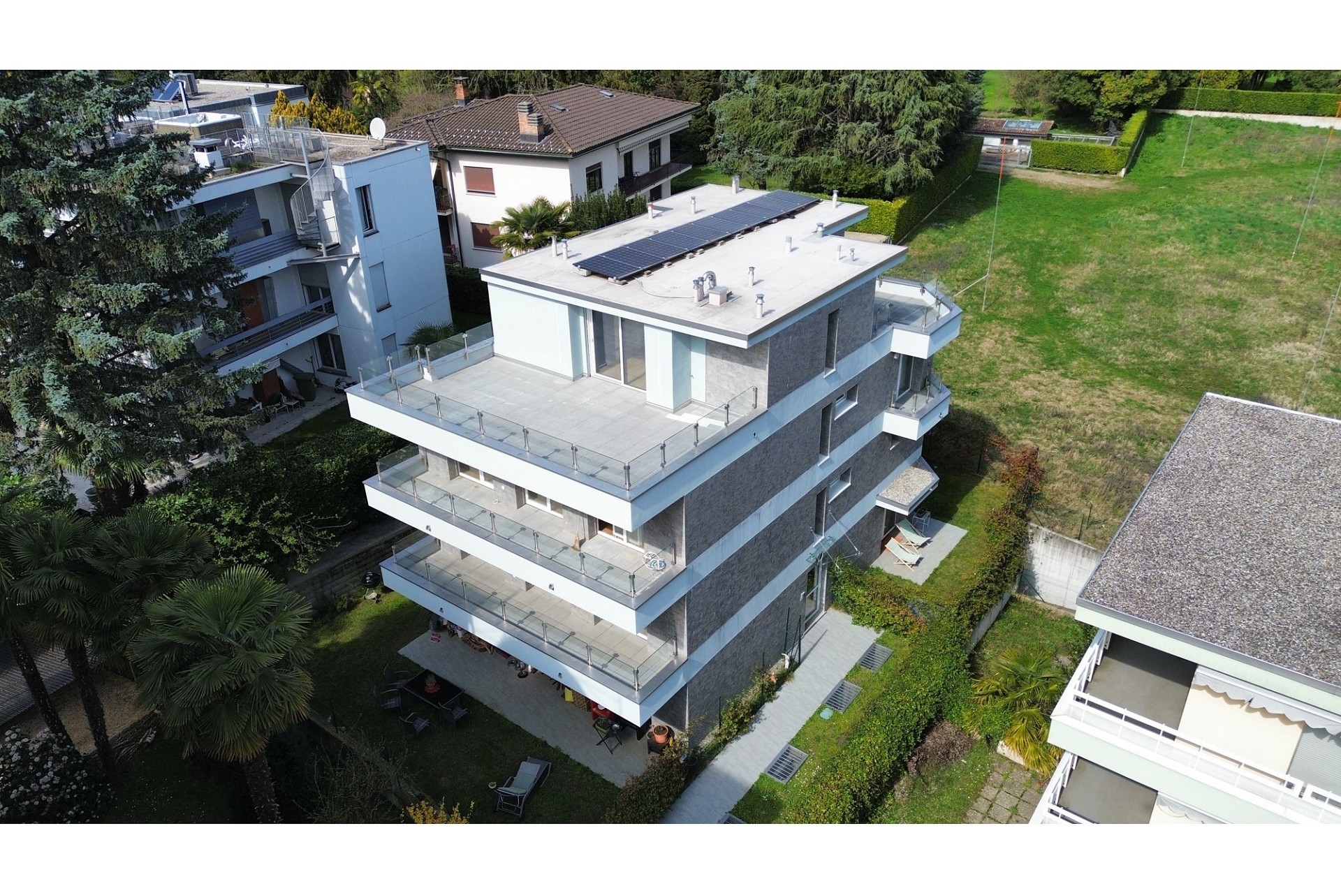 Moderne Wohnimmobilie mit großzügigen Dachterrassen