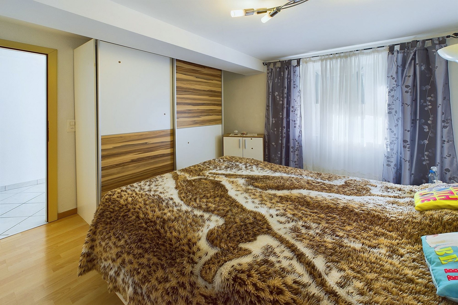 Schlafzimmer mit großem Kleiderschrank und Fenster