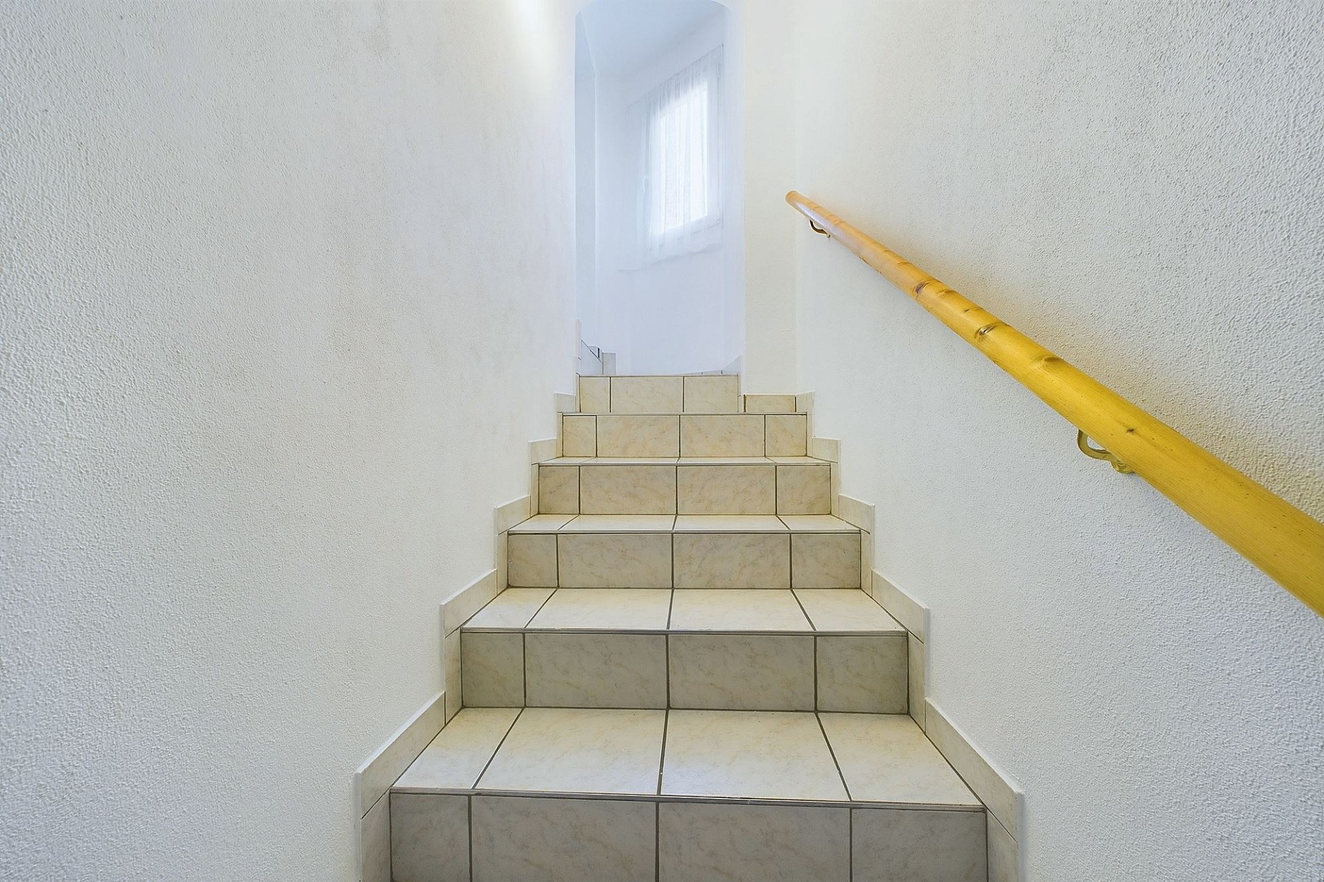 Treppenaufgang mit hellem Fliesenbelag
