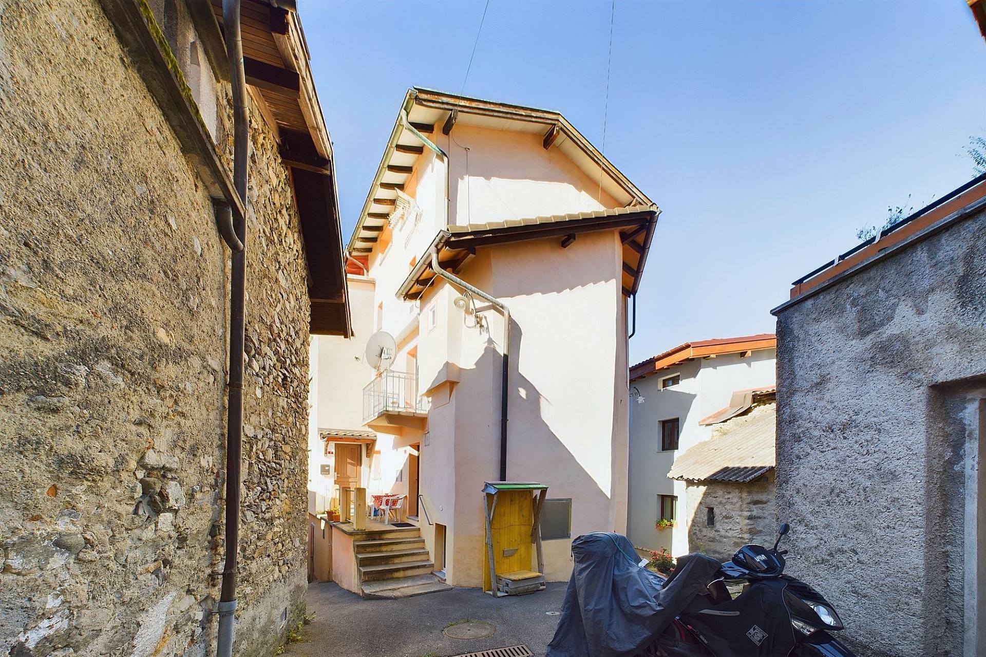 Enges Wohnhaus in einer schmalen Gasse