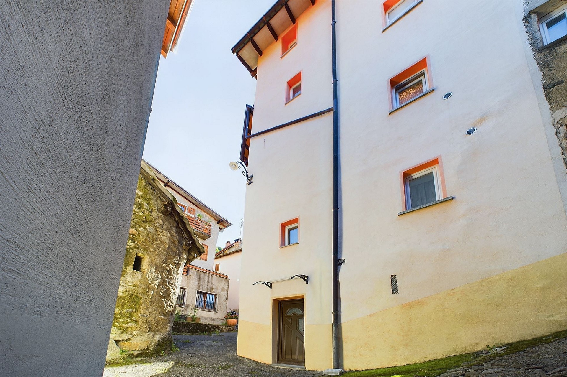 Schmale Gasse zwischen Wohngebäuden