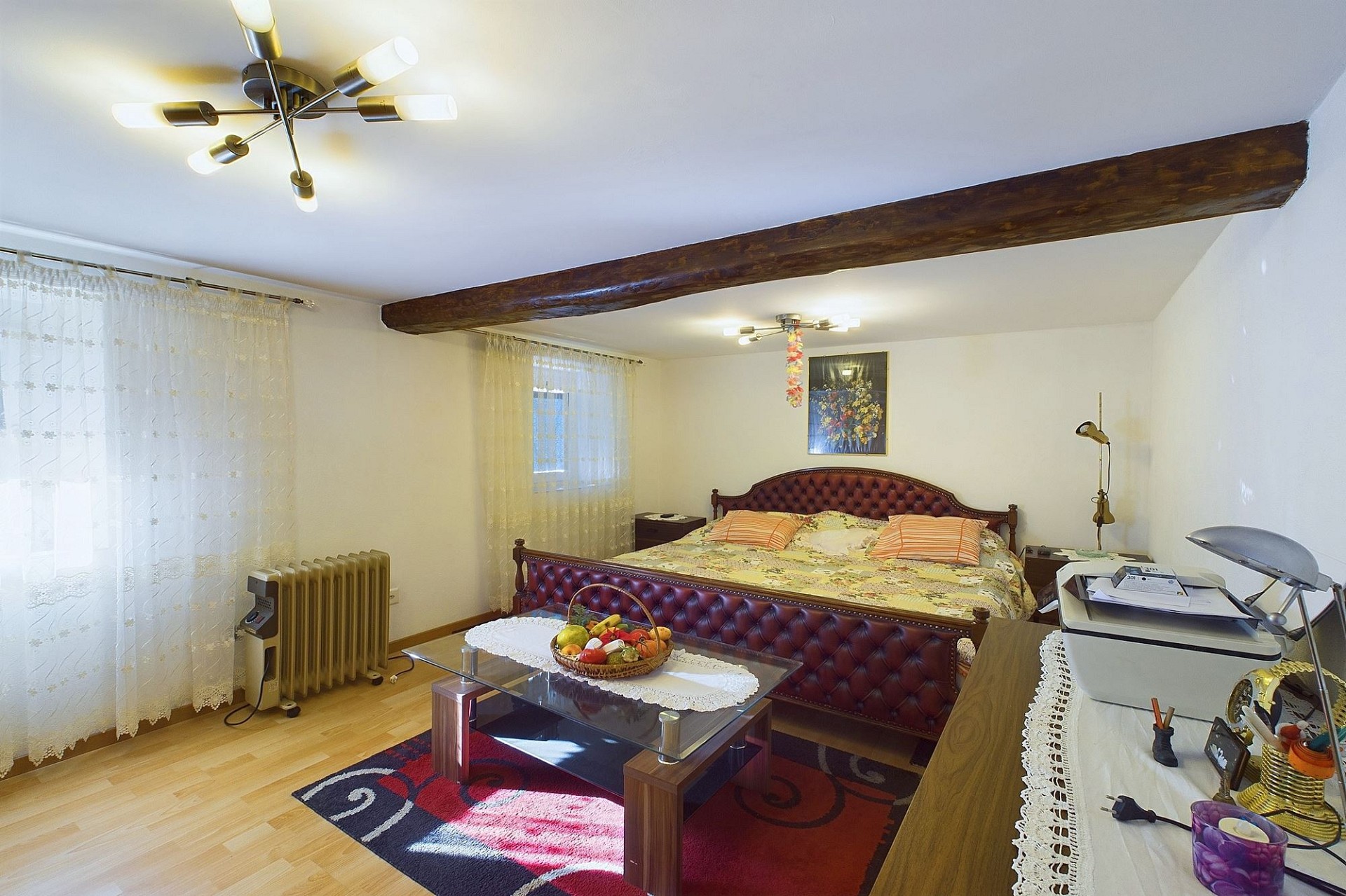 Gemütliches Schlafzimmer mit sichtbaren Holzbalken