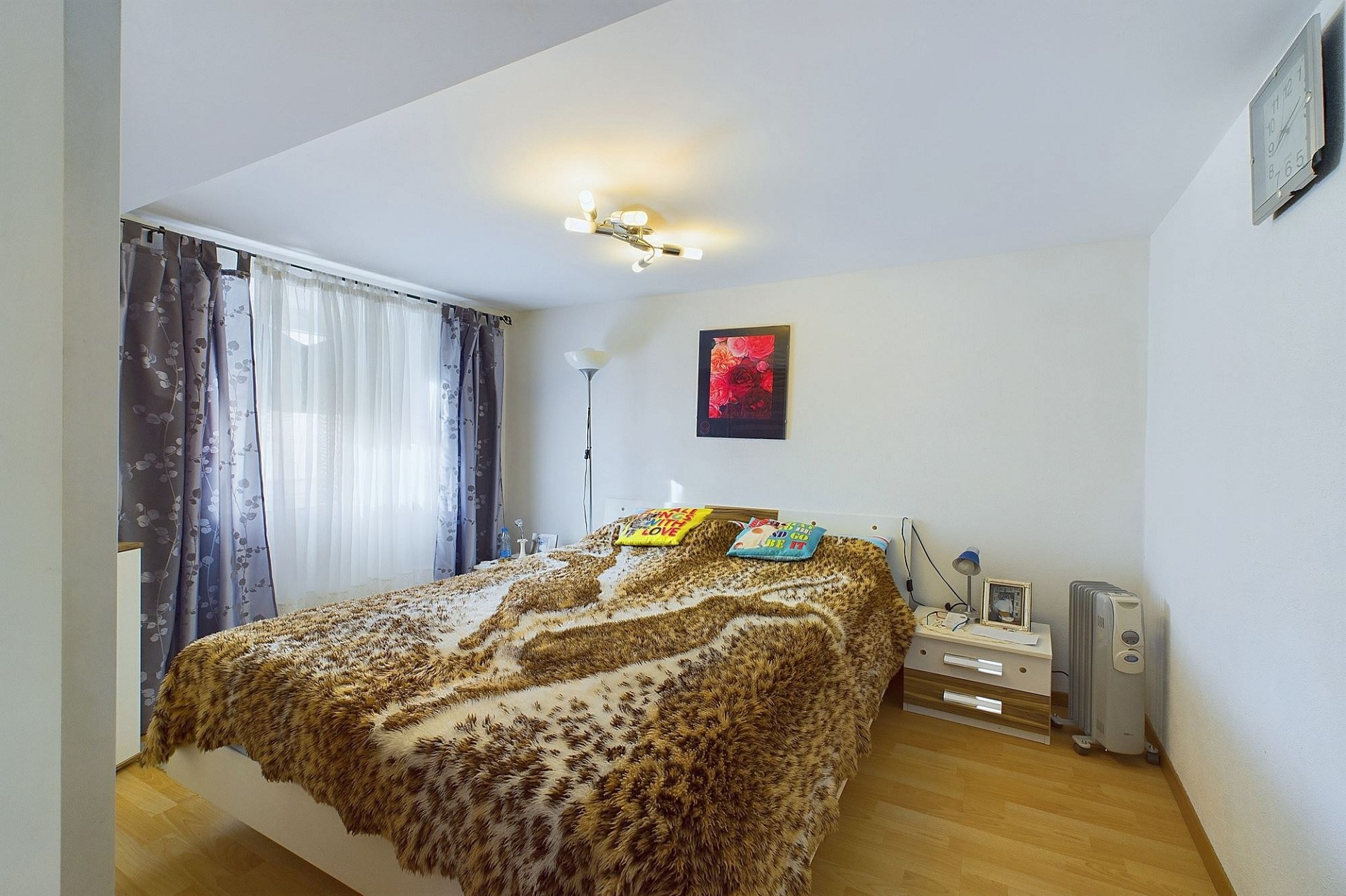 Schlafzimmer mit Doppelbett und Tageslicht