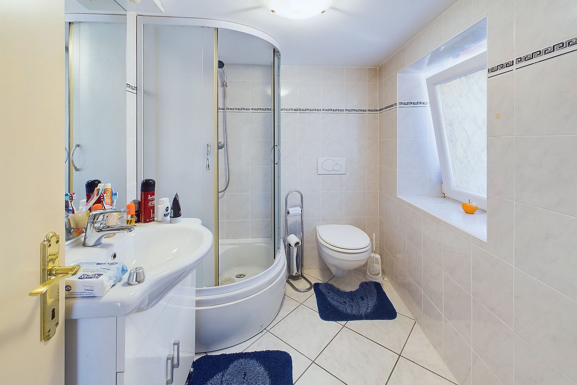 Modernes Badezimmer mit Dusche, WC und Fensterbank