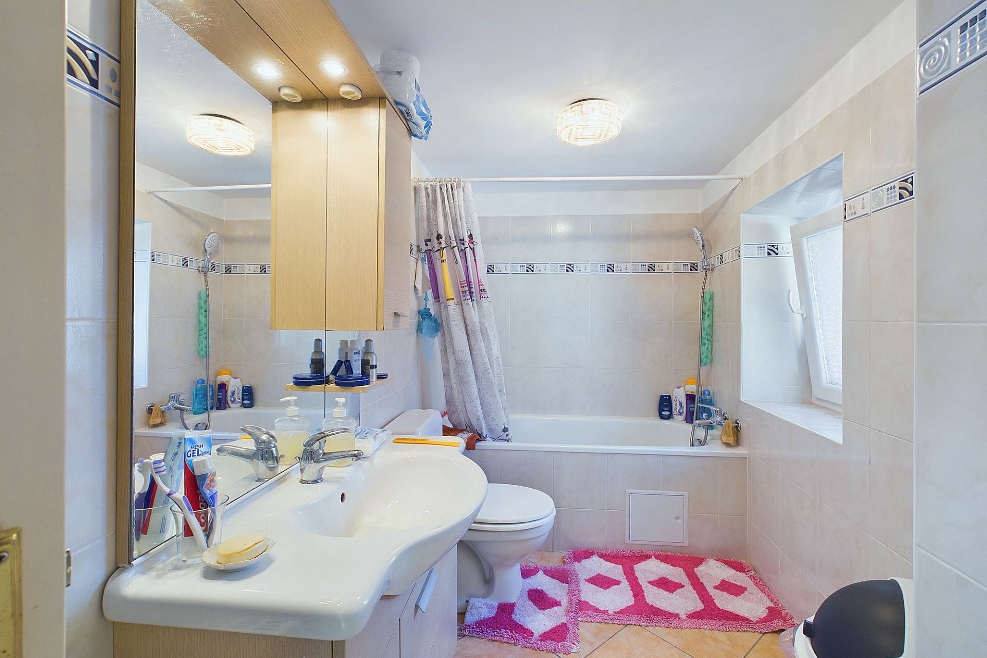 Helles Badezimmer mit Badewanne und Waschbecken