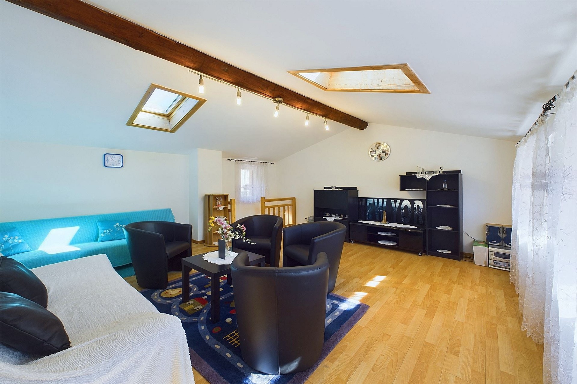 Helles Wohnzimmer mit Dachschrägen