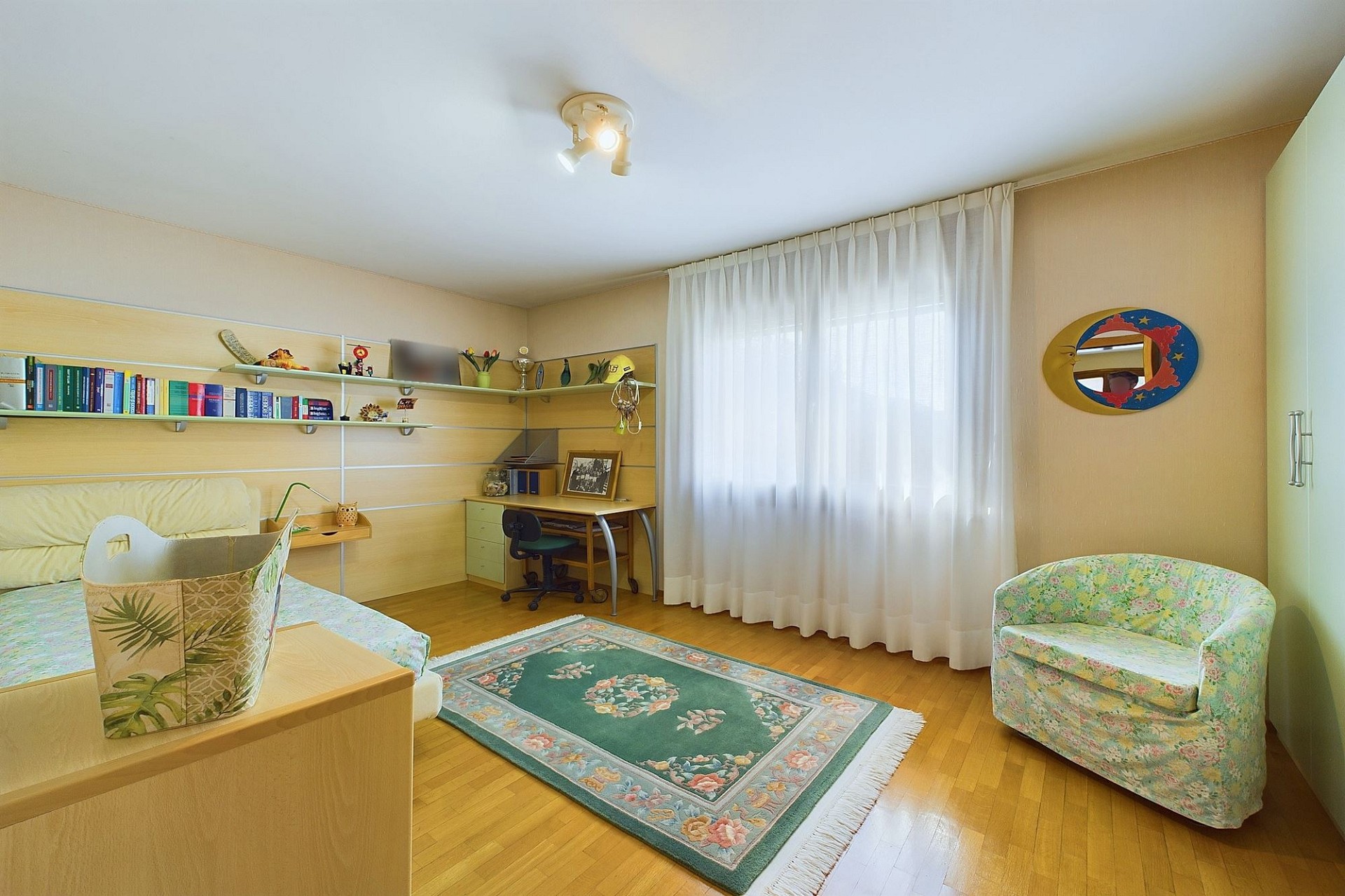 Helles Kinderzimmer mit Arbeitsbereich