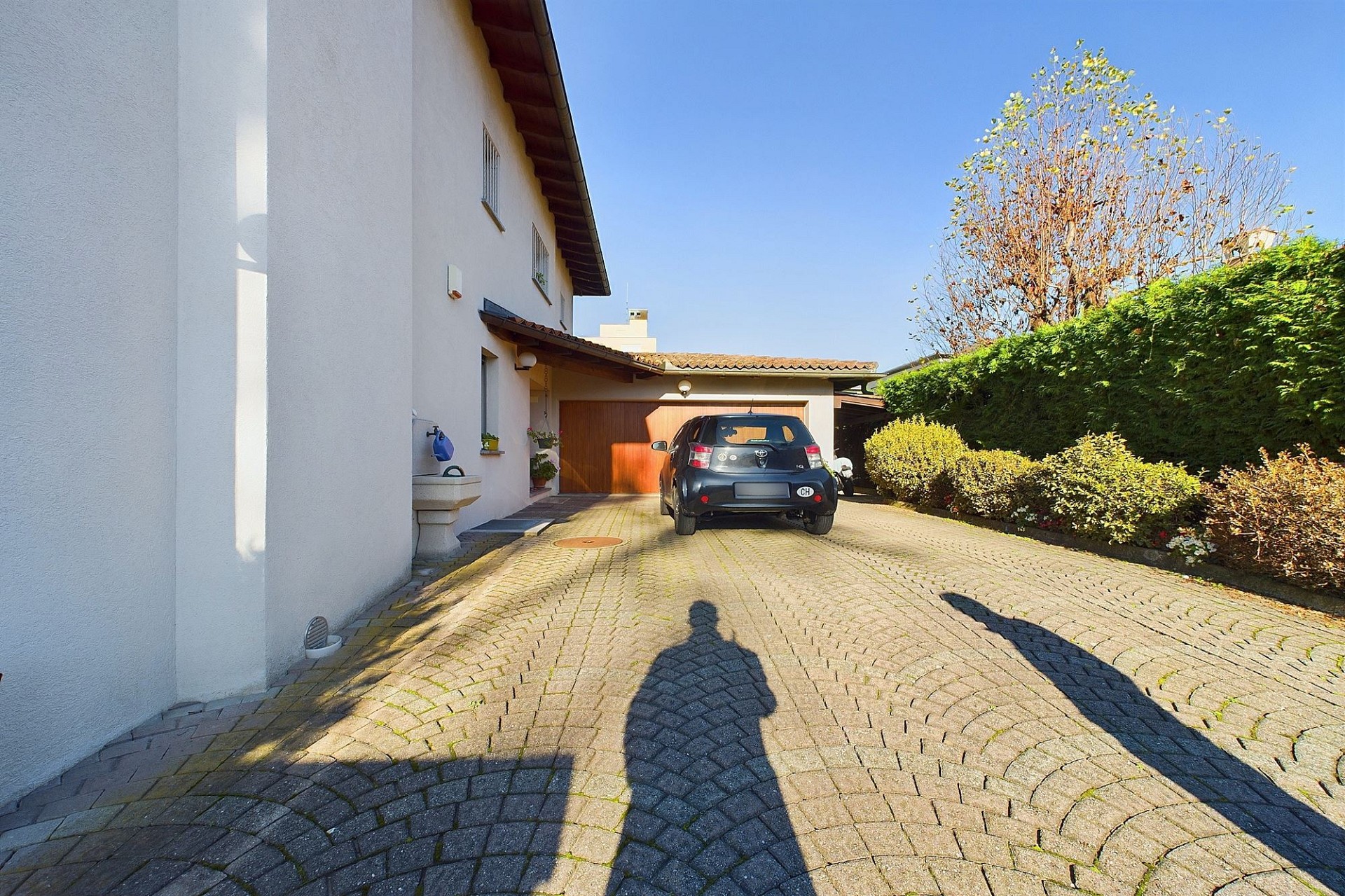 Zufahrt mit Garage und Wohnhausfassade