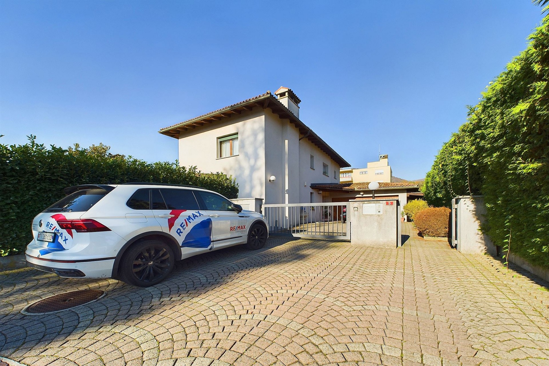 Villa mit Zufahrt und Einfahrtstor