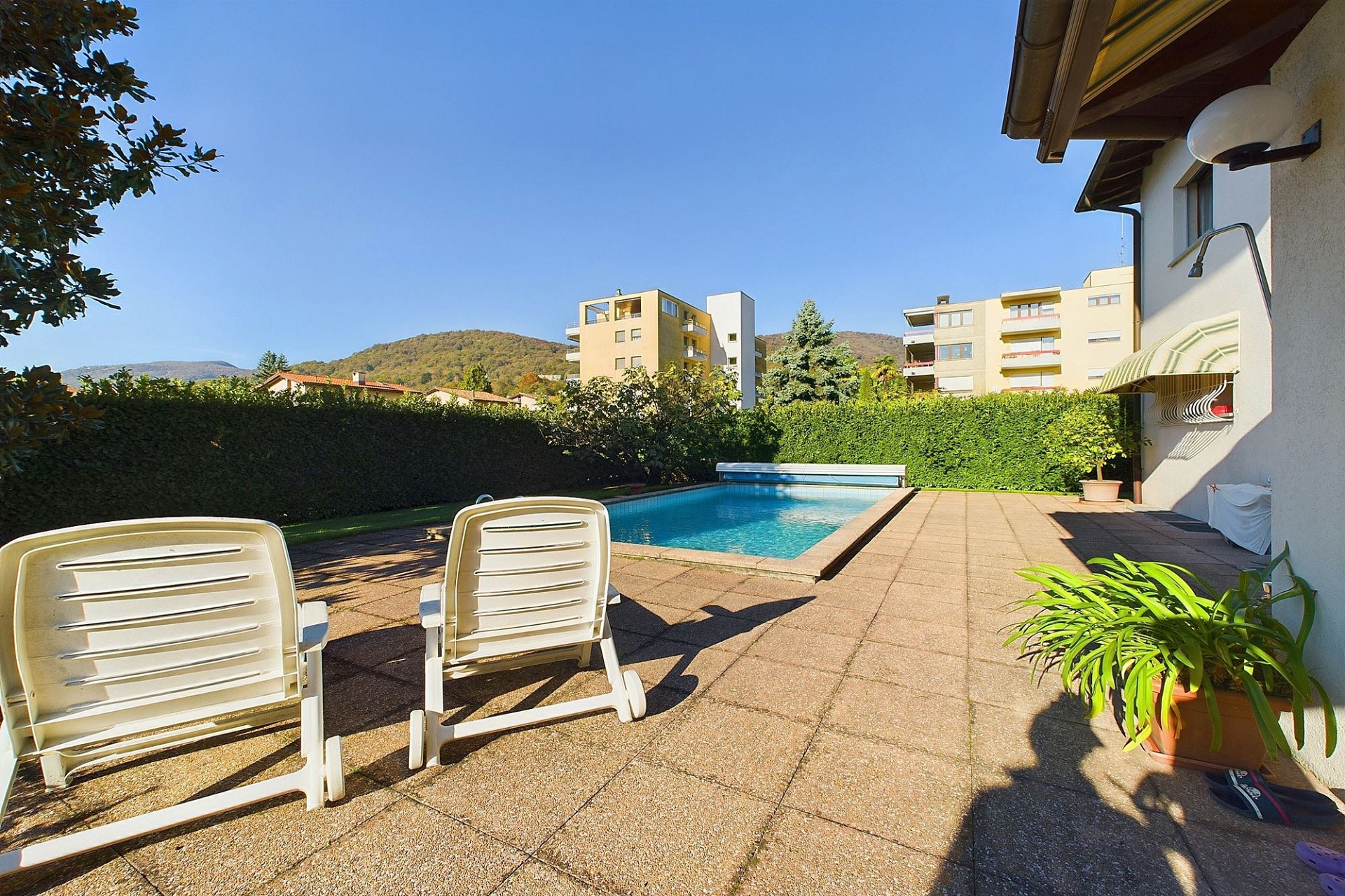 Außenbereich mit Pool und Terrasse