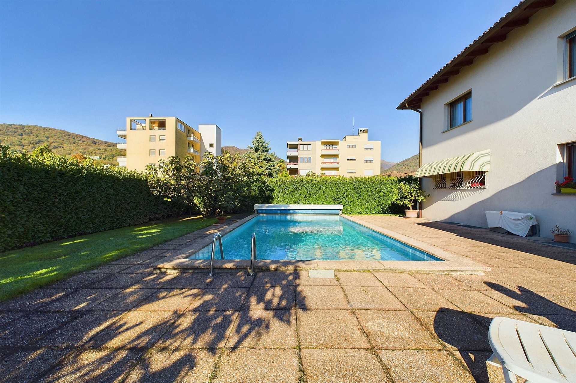 Außenbereich mit Pool und Garten