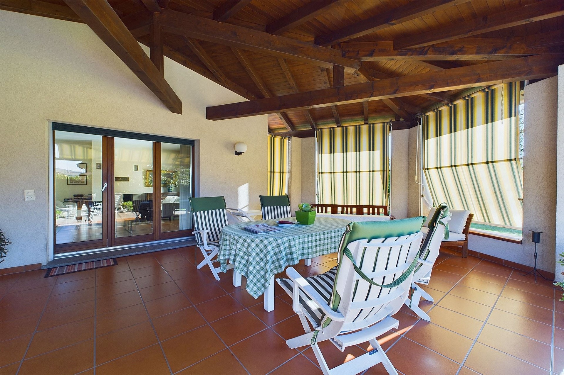 Überdachte Terrasse mit Essbereich