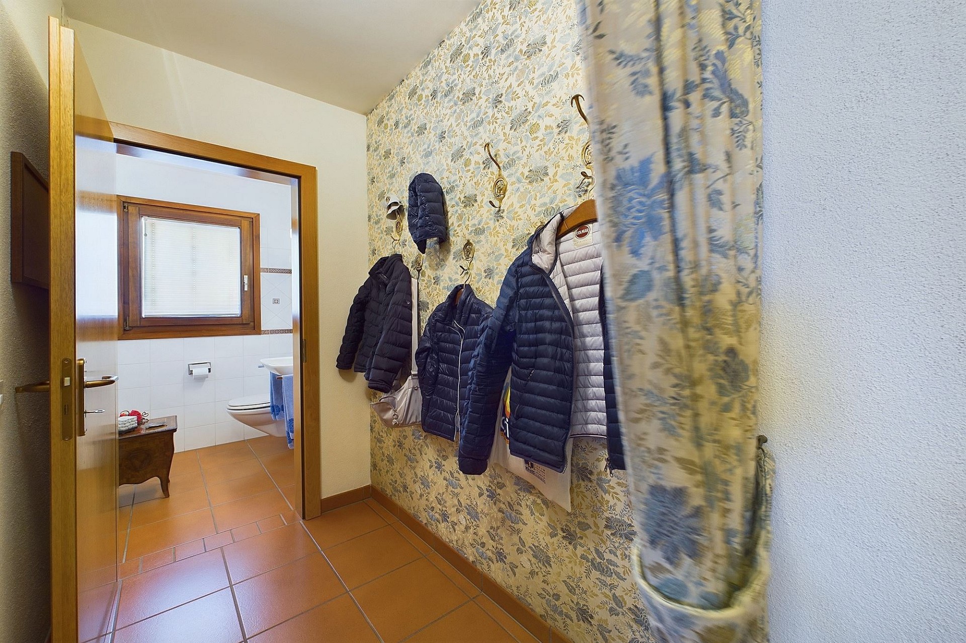 Flur mit Blick ins Badezimmer