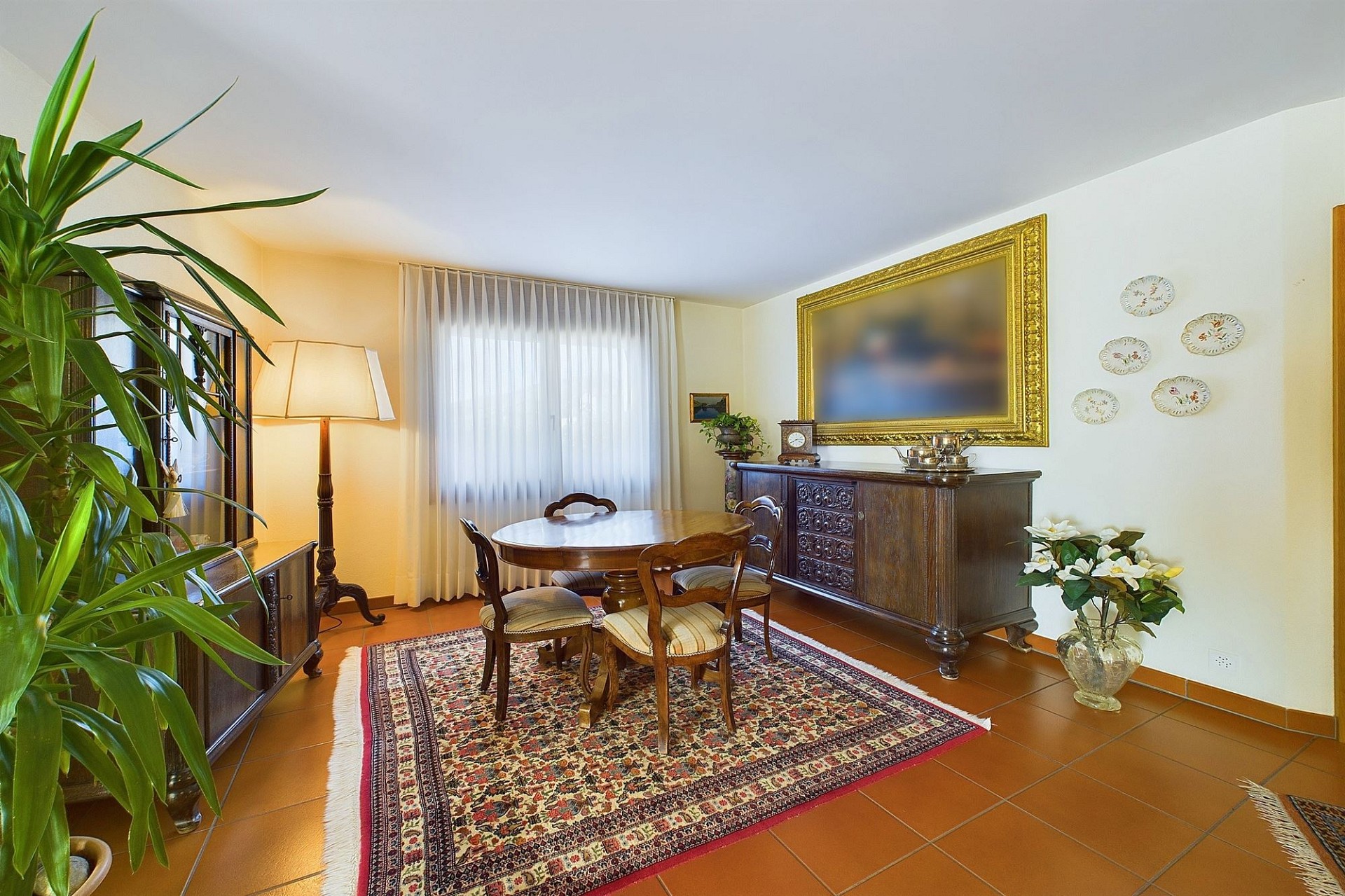 Klassisches Esszimmer mit antiken Möbeln