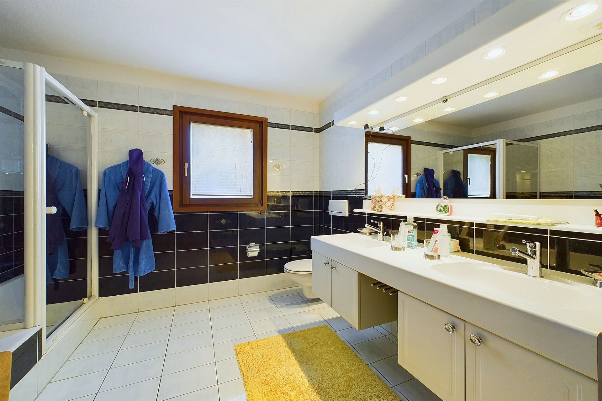 Modernes Badezimmer mit Doppelwaschtisch und Dusche