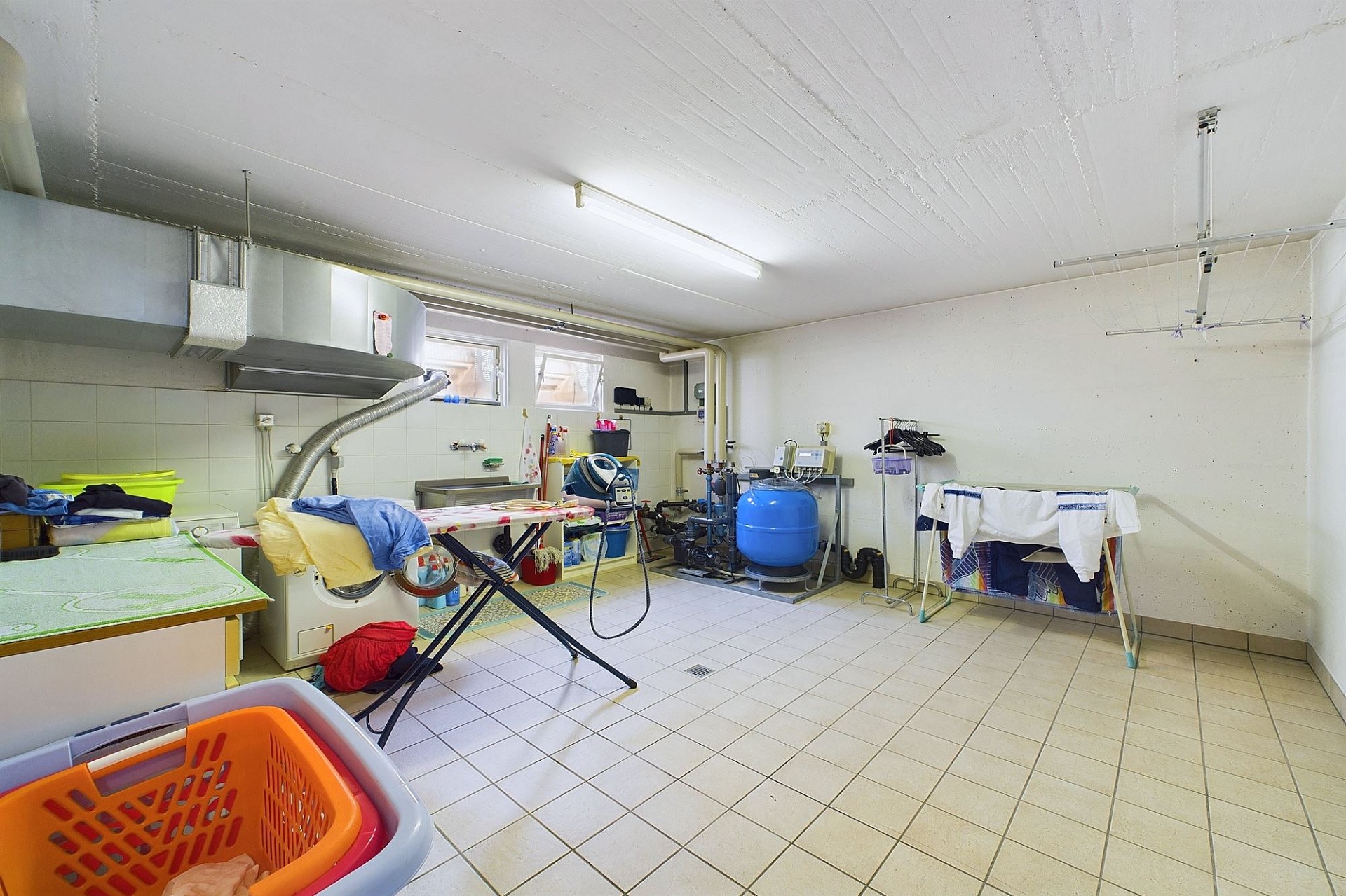 Hauswirtschaftsraum / Technikraum mit Fliesenboden