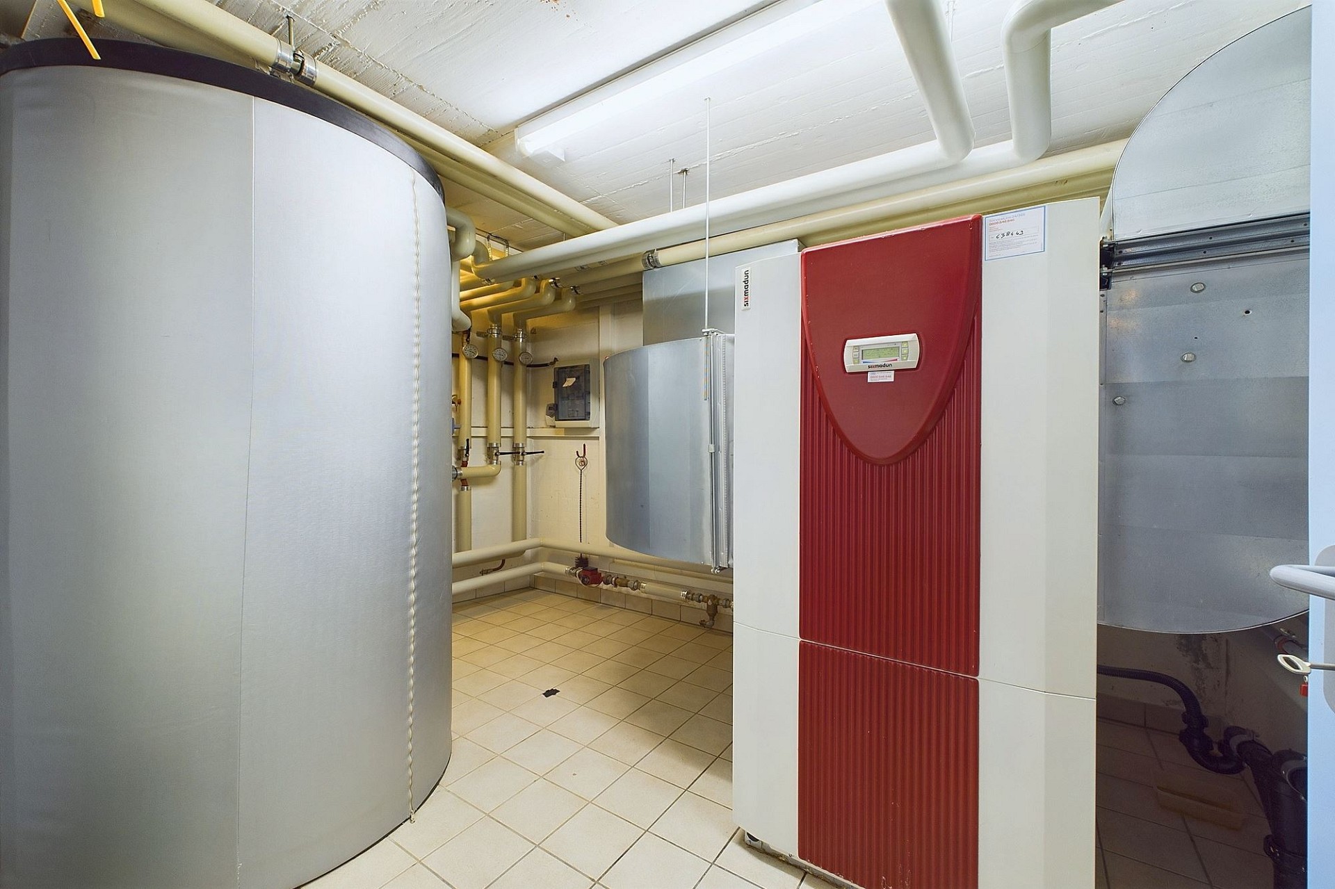 Technikraum mit Heizungsanlage
