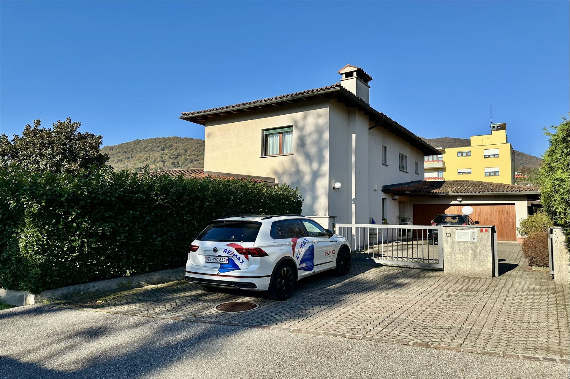 Wohnhaus mit Zufahrt und Garage