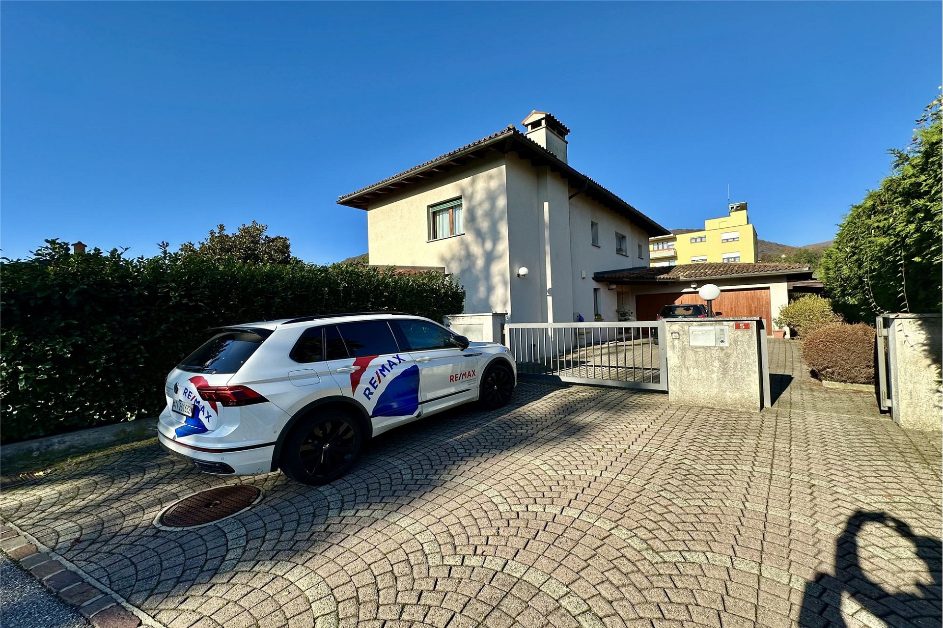 Einfamilienhaus mit Zufahrt und Tor