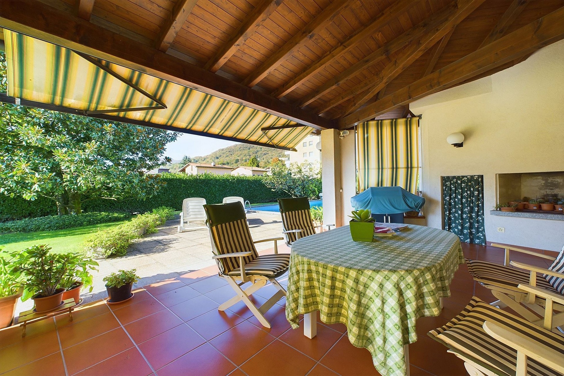 Überdachte Terrasse mit Gartenblick