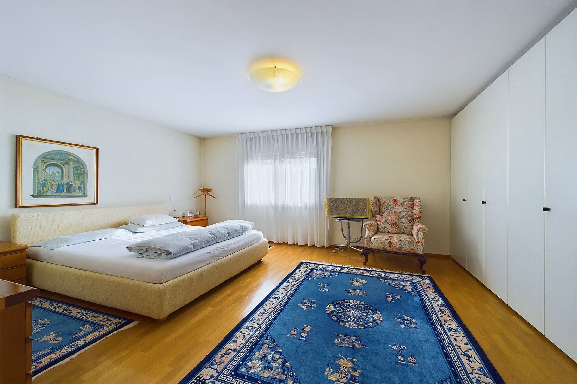 Helles Schlafzimmer mit Teppich und Einbauschrank