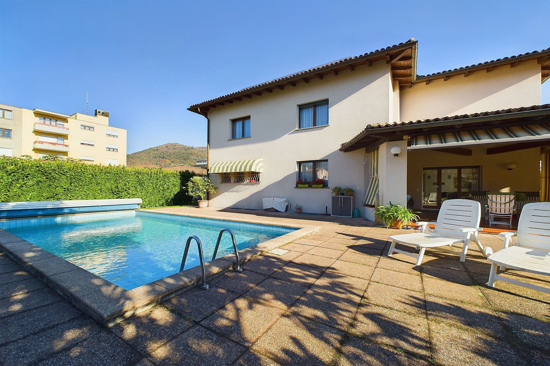 Außenansicht mit Pool und Terrasse