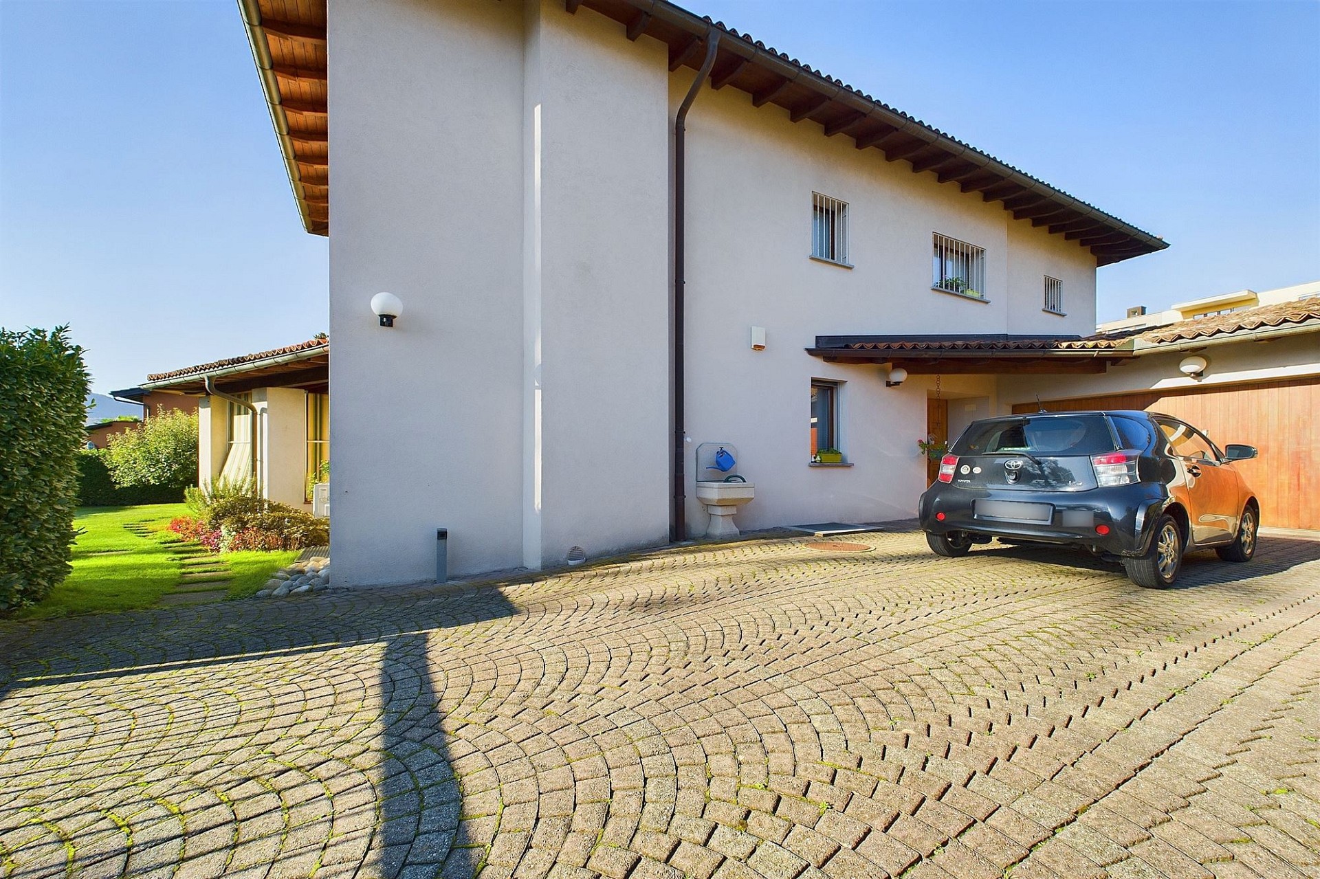 Außenansicht eines Einfamilienhauses mit Zufahrt