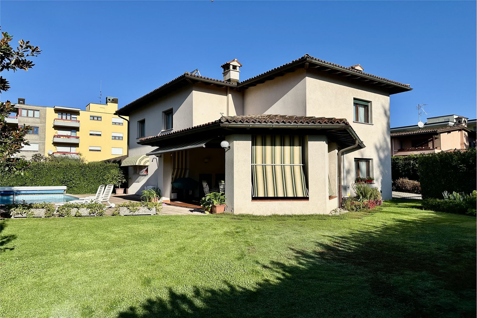 Einfamilienhaus mit Garten und Pool