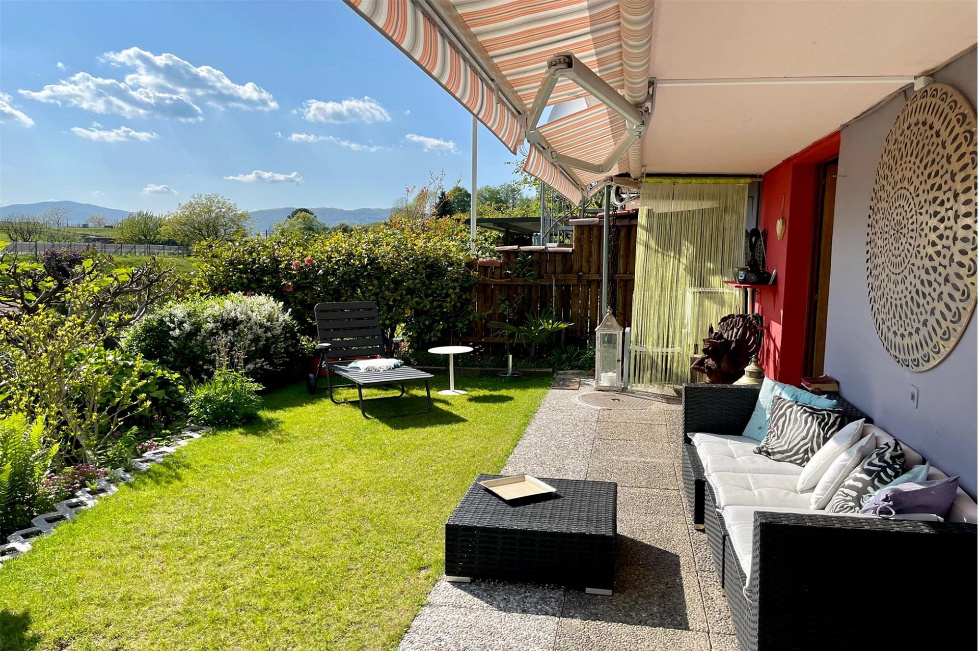 Terrasse mit Garten und Blick ins Grüne