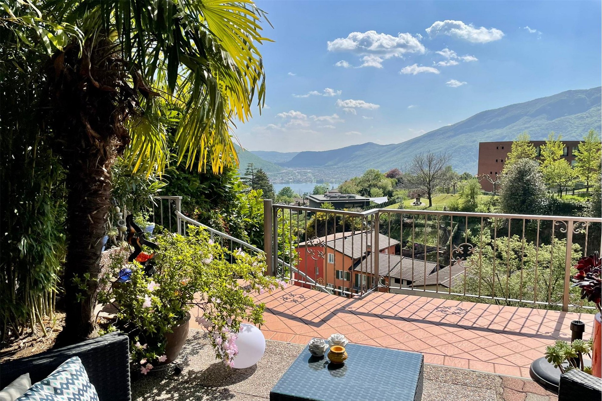 Terrasse mit Panoramablick auf See und Berge