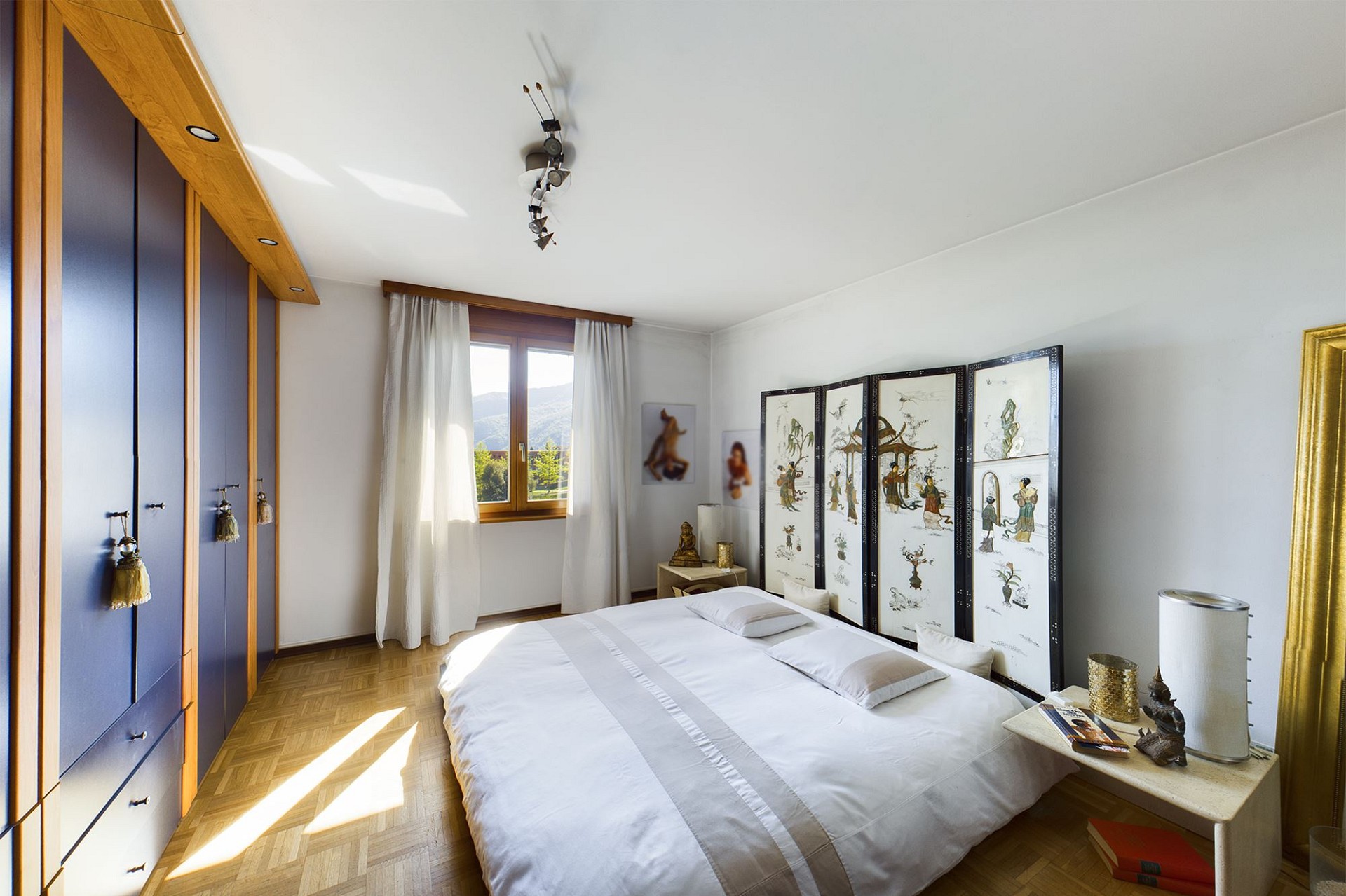 Helles Schlafzimmer mit Bergblick