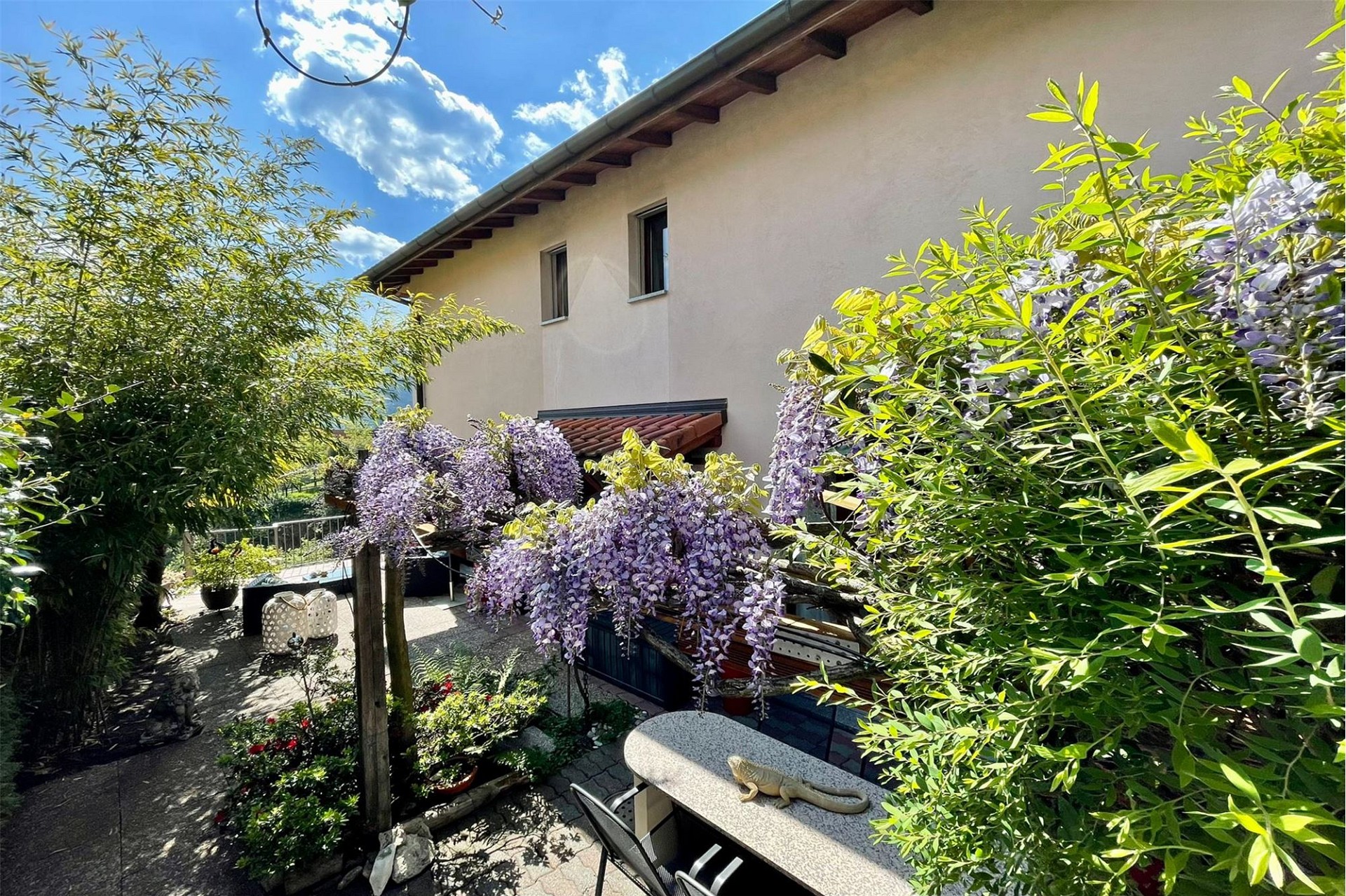 Gartenansicht eines Hauses mit Terrasse