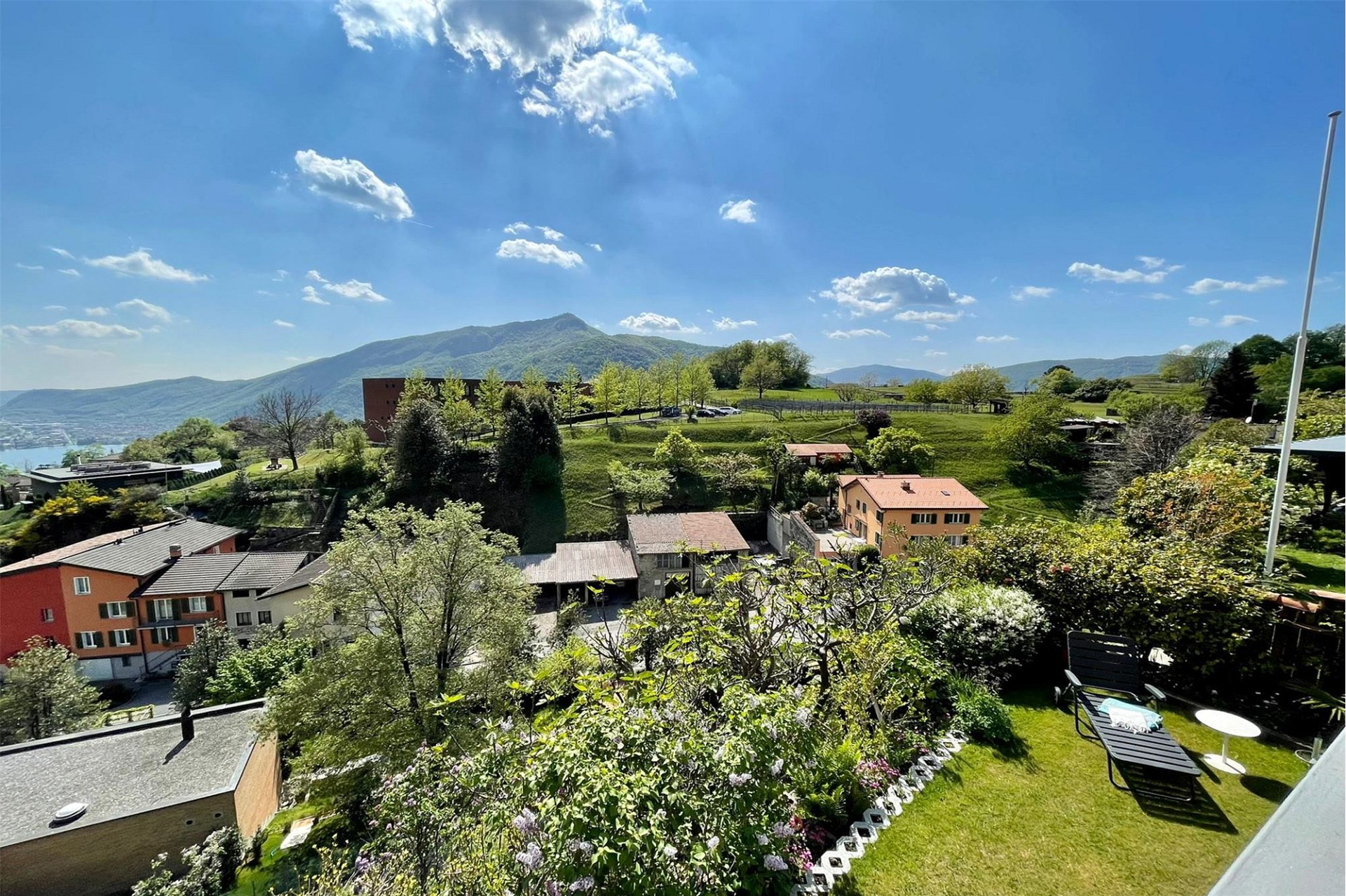 Panoramablick auf grüne Hügellandschaft und See