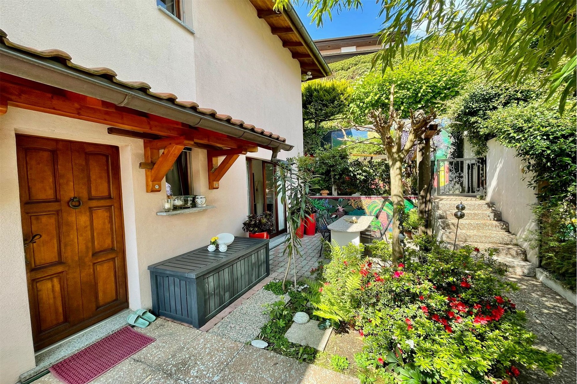 Gepflegter Patio-Eingangsbereich mit Garten