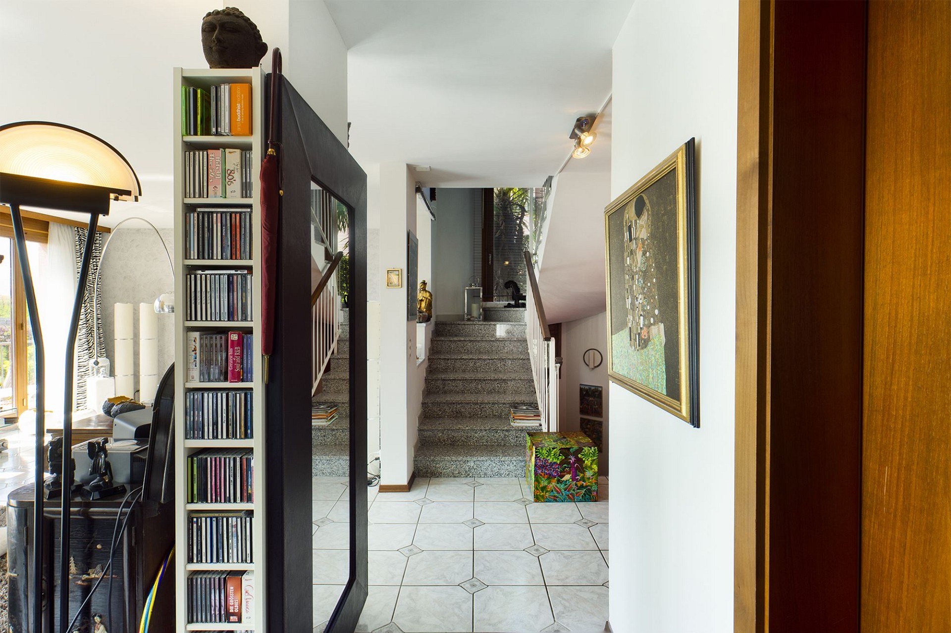 Flur mit Treppe und Kunstobjekten