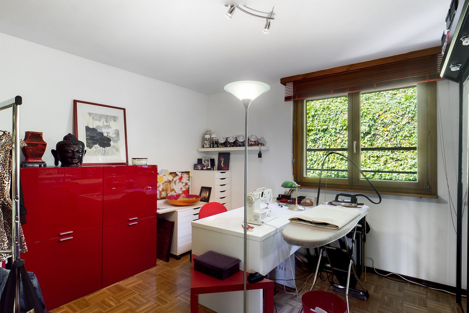 Helles Arbeitszimmer mit großen Fenstern und Näh-/Schreibtisch