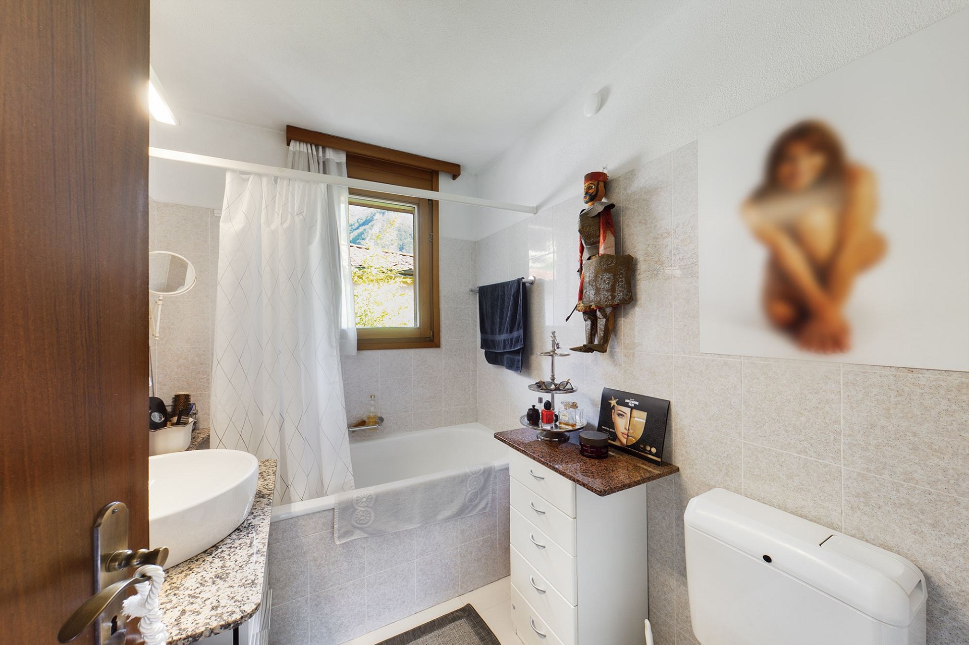 Kompaktes Badezimmer mit Badewanne und Fenster