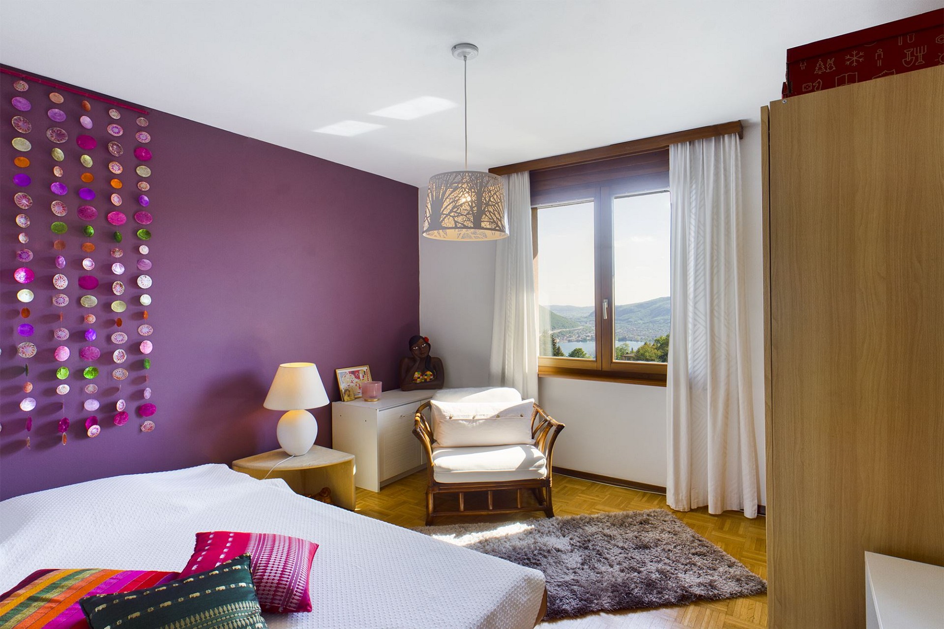 Buntes Schlafzimmer mit Seeblick