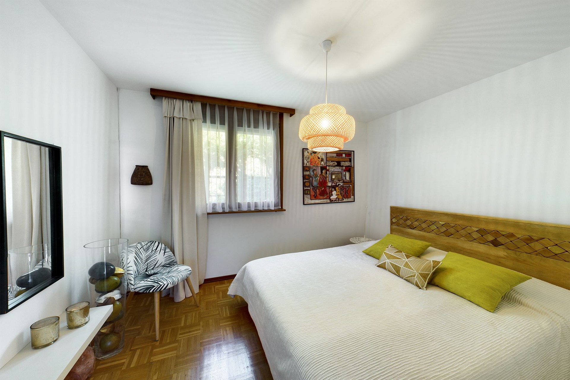 Helles Schlafzimmer mit Naturholz-Elementen