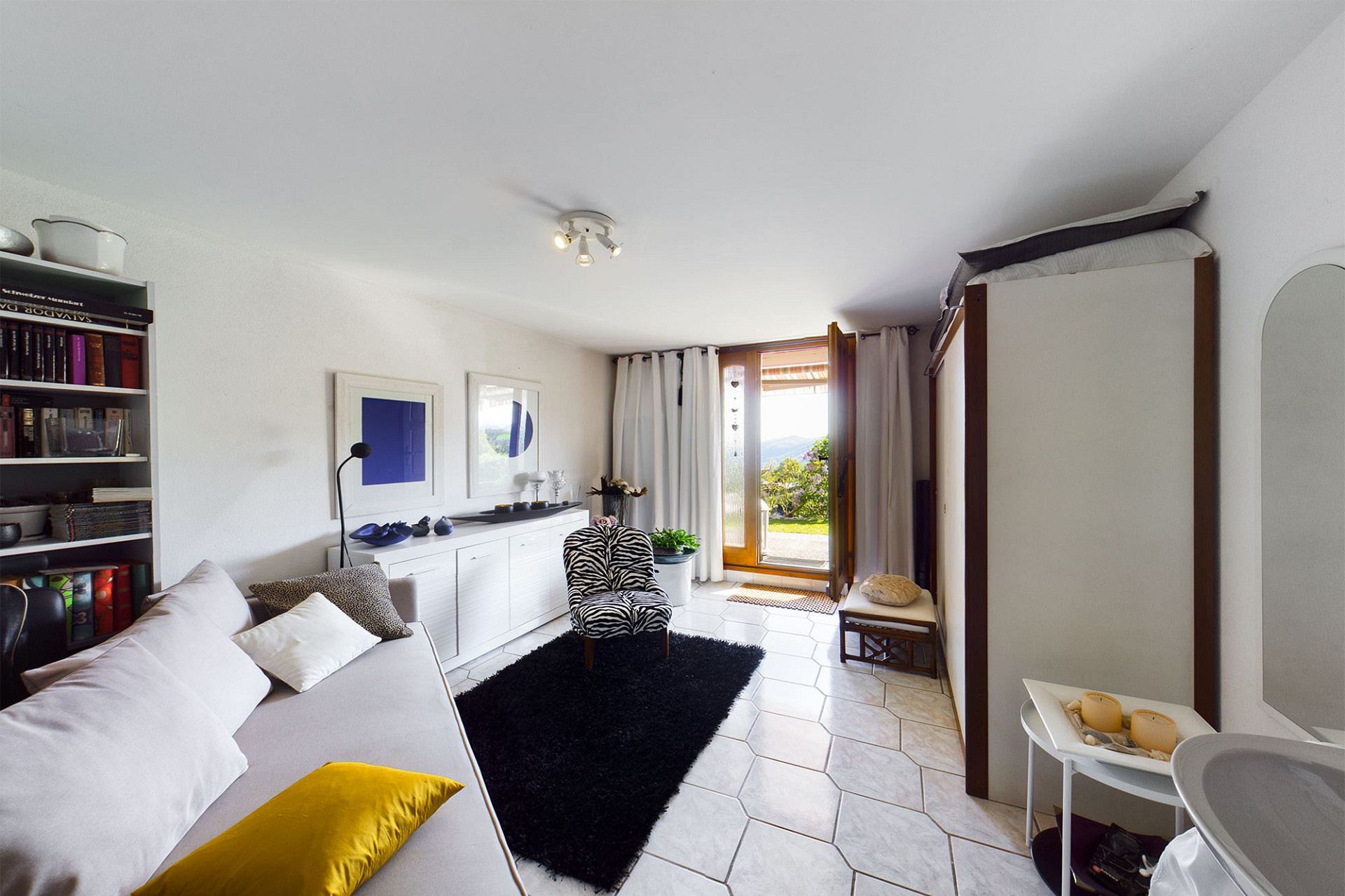 Helles, kompaktes Wohnzimmer mit Sitzbereich